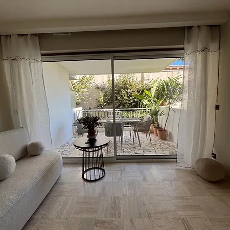 Apartment Palm Front De